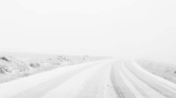 a nins pe transalpina asezandu se un strat de zapada de 5 cm salvamont avertisment pentru soferi foto in articol