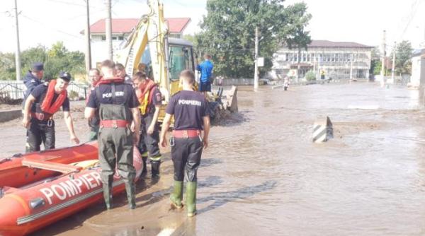 codul rosu de inundatii pe raurile din bazinele hidrografice siret si prut prelungit pana la pranz