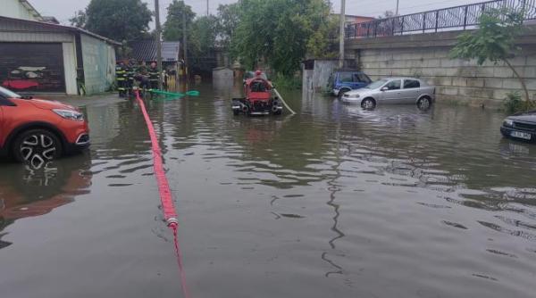 pompieri din tulcea buzau si dambovita intervin in localitatile afectate de inundatii in galati