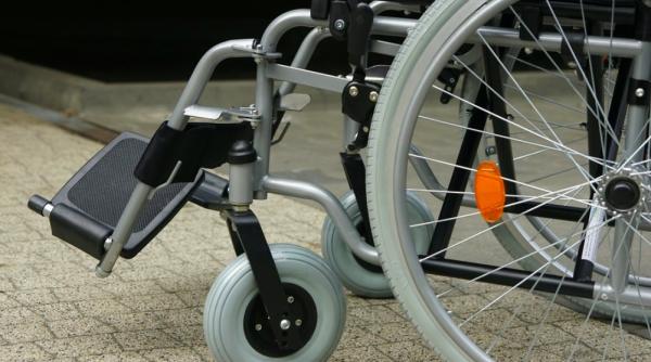 protest al pensionarilor cu dizabilitati in piata victoriei nemultumiti de diminuarea pensiilor cu pana la 80prc