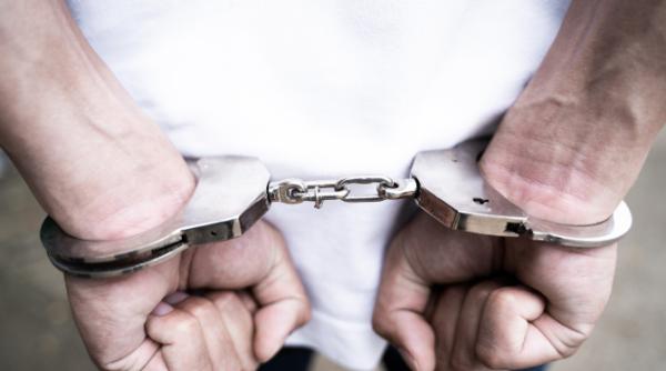 dosar penal pentru purtare abuziva un politist local ar fi lovit un tanar recalcitrant care fusese deja incatusat