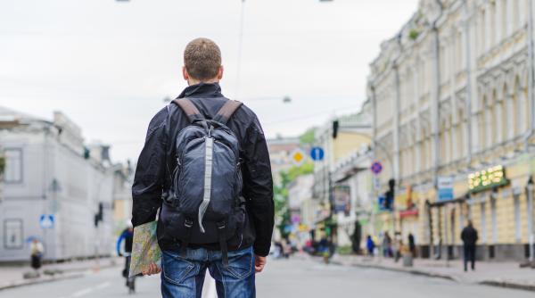 un tanar stabilit in anglia spune ca romanii care pleaca in strainatate au nevoie de 5 ani sa se integreze in tara gazda