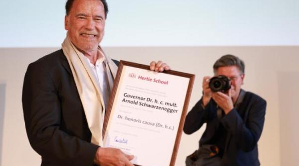 universitatea hertie school din berlin i a oferit lui arnold schwarzenegger titlul onorific de doctor