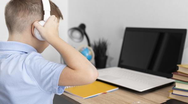 un copil a sunat la 112 dupa ce tatal l ar fi certat si lovit ca a luat o nota mica