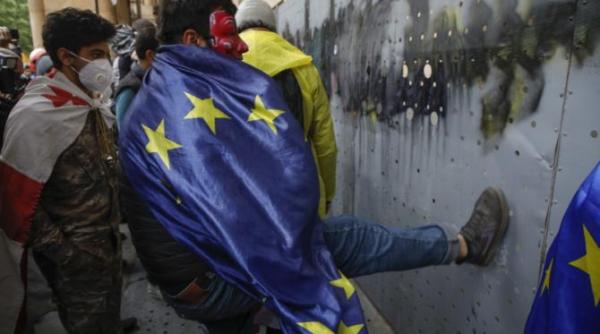 uniunea europeana ar putea retrage georgienilor accesul fara viza in urma regreselor democratice