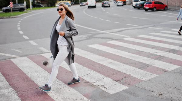 greseala uriasa facuta de pietoni pe trecere titi aur 9 milioane de romani nu au educatie in acest sens video