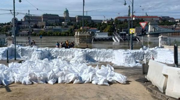 viitura de pe dunare se apropie de romania mii de saci umpluti de autoritati cu nisip