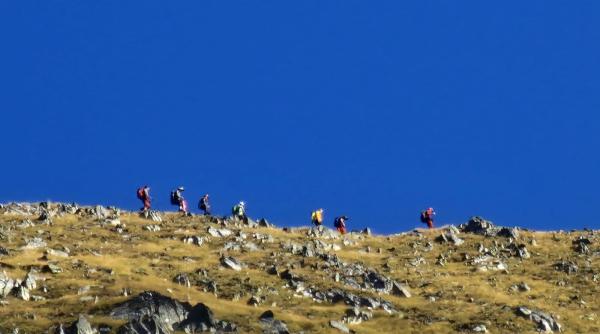 aveti grija cu ce ghid plecati pe munte salvamont romania a intervenit pentru a salva mai multe persoane de pe munte dupa ce grupul cu care erau s a divizat