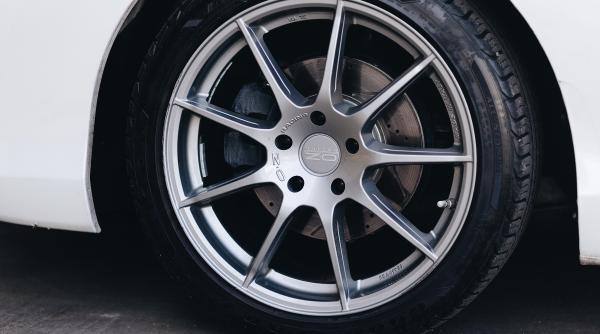 cea mai mare dilema a soferilor in timpul toamnei cand se schimba cauciucurile de vara cu cele de iarna