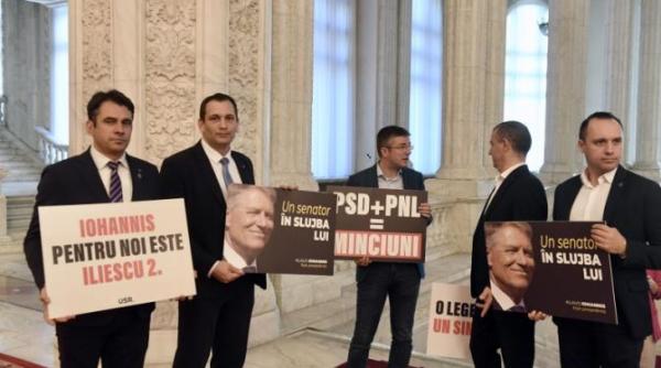 usr protest cu pancarte in senat impotriva legii iohannis iohannis pentru noi este iliescu 2