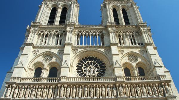 s a aflat identitatea calaretului misterios ingropat in catedrala notre dame