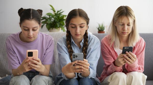 ingrijorare mare in toata europa dependenta de retelele sociale creste alarmant in randul adolescentilor