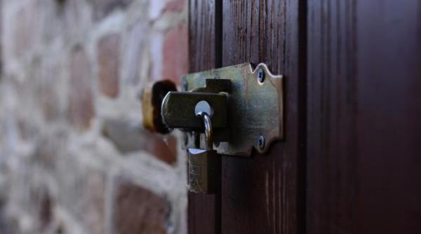 cum sa schimbi o balama de usa 3 pasi