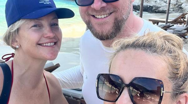 simona gherghe a intalnit o pe kate hudson pe o insula exclusivista din grecia cu zambetul acela fermecator pe care il stiti din filme