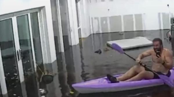 un barbat s a filmat plimbandu se cu caiacul prin casa dupa prapadul facut de uraganul helene video in articol