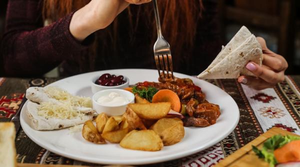 roka greek taverna inchis de anpc au fost gasite produse expirate mancare depozitata pe jos