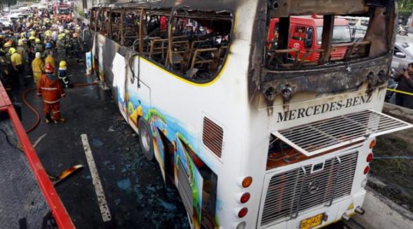 in tara cu 20 000 de decese pe an din cauza accidentelor rutiere 22 de elevi sunt inca disparuti autobuzul care i transporta a luat foc