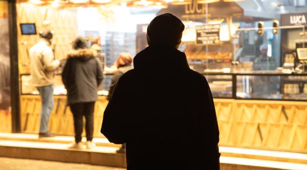 intamplari stranii din pipera de ce nu vin corporatistii la teatru explica radu popescu regizorul care a renuntat la medicina pentru a se dedica dramaturgiei