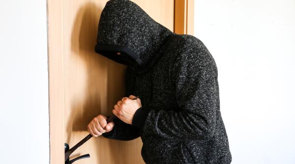 doi barbati au spart o casa si au transmis totul live pe tiktok politia le a dat follow