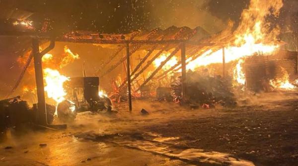 pericol de explozie dupa un incendiu care a afectat o gospodarie din hunedoara