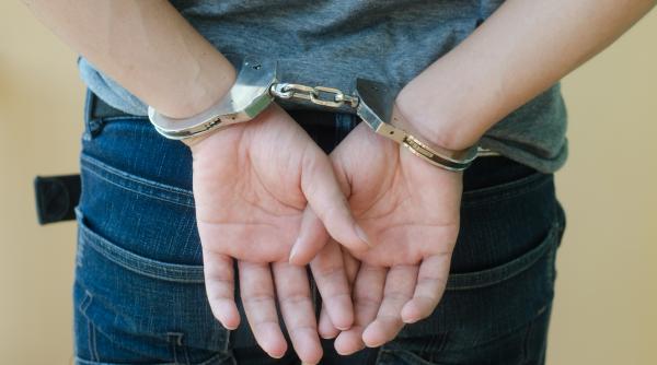 o angajata a unei firme de curierat retinuta pentru furt si inselaciune cum actiona femeia