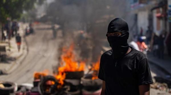 o banda haitiana a atacat un intreg oras cel putin 70 de persoane au fost ucise alte peste 3000 au fugit