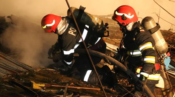 arde fabrica de rulmenti de la birlad pompierii incearca sa opreasca flacarile