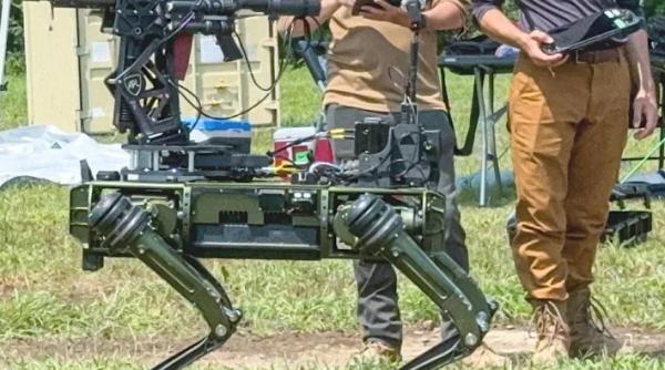 armata sua testeaza in orientul mijlociu cainele robot lone wolf echipat cu o pusca controlata de inteligenta artificiala