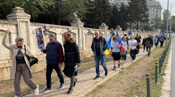 protest la biroul electoral central sustinatorii dianei sosoaca au ajuns la bec si scandeaza impotriva ccr