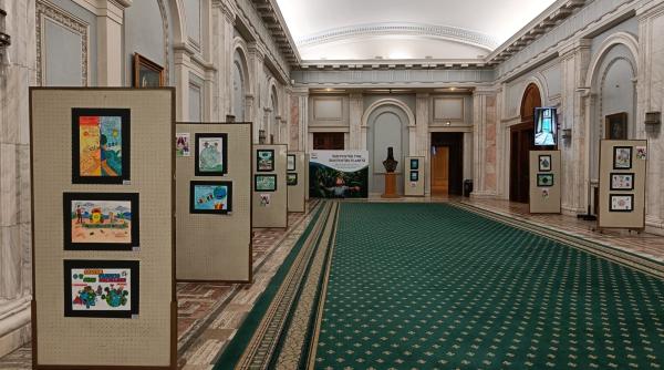 expozitie de arta ecologista la palatul parlamentului copiii au desenat cum vad ei colectarea si reciclarea plasticului flexibil