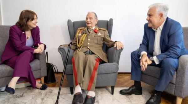 ministrul angel tilvar si ambasadoarea sua kathleen kavalec in vizita la un veteran de razboi al armatei romaniei