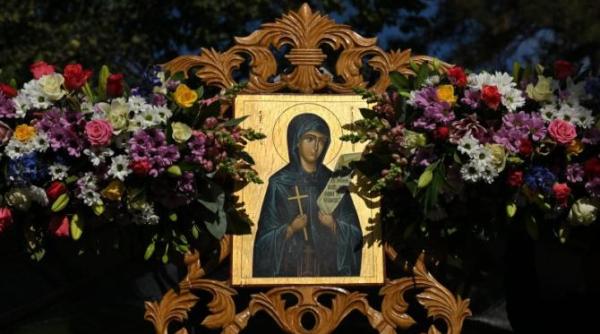 pelerinaj sfanta parascheva racla cu moaste a fost asezata in curtea mitropolitana
