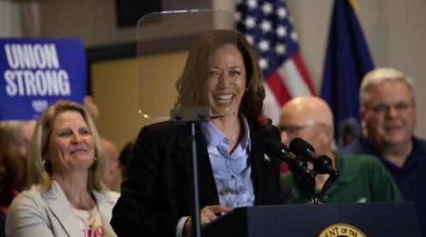 kamala harris a baut o bere in direct intr o emisiune de televiziune