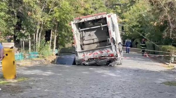 masina inghitita de un crater dupa ce asfaltul s a surpat in curtea unei gradinite din sectorul 6