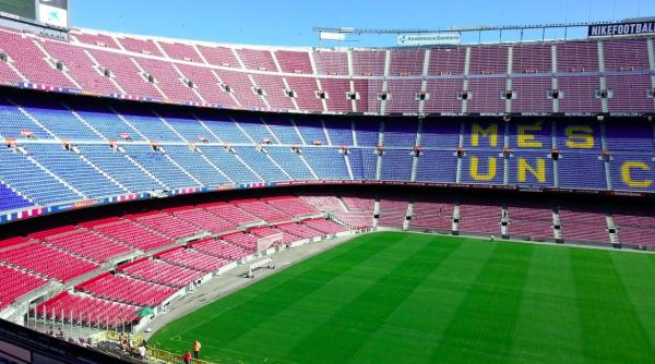 bataie generala pe stadionul camp nou 20 30 de persoane s au batut cu pari de lemn
