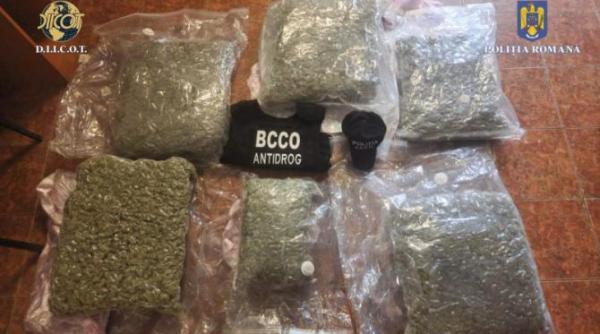 doi tineri au fost arestati dupa ce au adus din spania aproape 30 kg de droguri