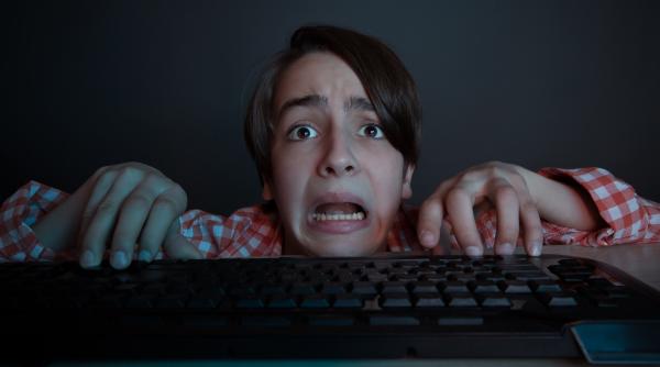 atentie la aceasta inselatorie pe gmail hackerii folosesc voci generate de ia pentru a fura conturi