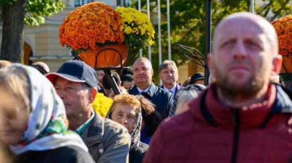 ciuca prezent azi la iasi la slujba cu zeci de mii de oameni la sfanta parascheva foto