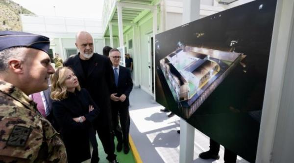 italia a trimis primii solicitanti de azil la un centru pe care il administreaza in albania