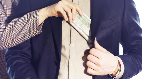 medic ginecolog cercetat pentru luare de mita a fost plasat sub control judiciar