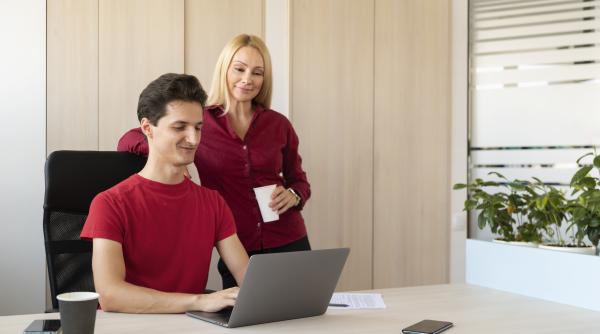 un nou fenomen in randul generatiei z tinerii merg la interviurile de angajare cu parintii