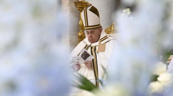 papa francisc isi lanseaza noua carte hope volumul promite a fi unul despre trecut prezent si viitor