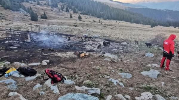 trupul carbonizat al unui barbat recuperat de salvamontisti in muntii baicu