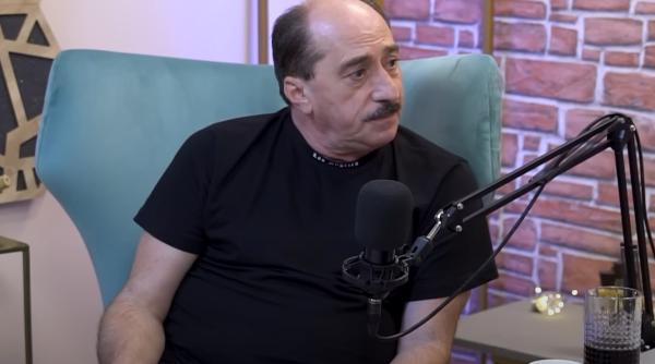 cum a ajuns romica tociu sa doarma in gara si la teatru luam cearceaful si perna din biroul sefului