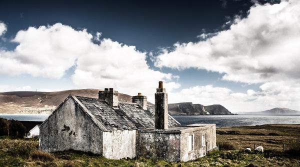 drama unei familii din irlanda casa lor veche de 200 de ani ar putea fi distrusa din cauza eroziunii costiere apa ajunge tot mai aproape de usa