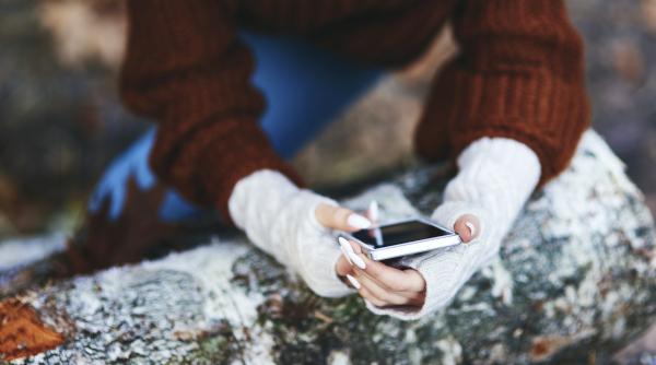 in incercarea de a si recupera telefonul o femeie a ramas blocata 7 ore cu capul in jos intre stanci