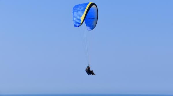 primele imagini cu momentul in care parapantistul de la brasov se prabuseste de la 100 de metri inaltime video in articol