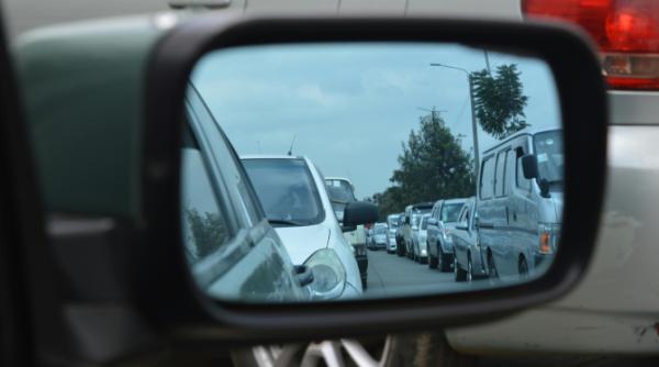 cel mai norocos accident soferul unui autoturism salvat de sansa dupa ce un camion a derapat intr o curba video