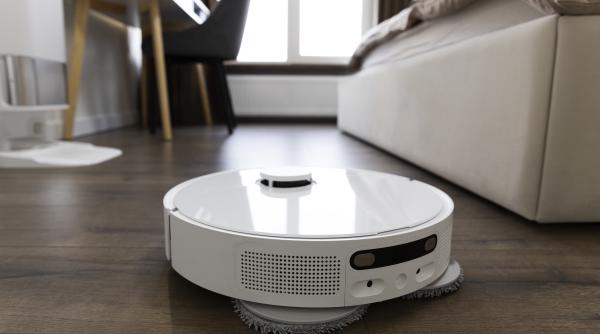 si aspiratoarele robot sunt mai nou tinta hackerilor au inceput sa mearga singure prin casa si sa transmita mesaje rasiste prin difuzor