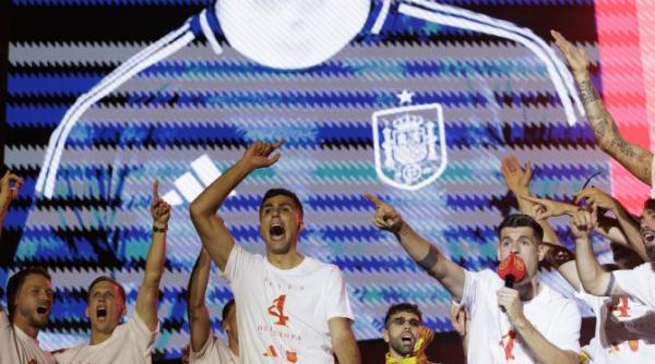 mijlocasul spaniol rodrigo hernandez a cucerit balonul de aur